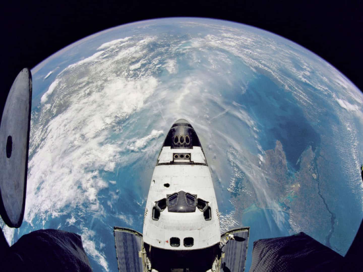 Free Space Shuttle in orbit of Earth, Space computer desktop wallpaper